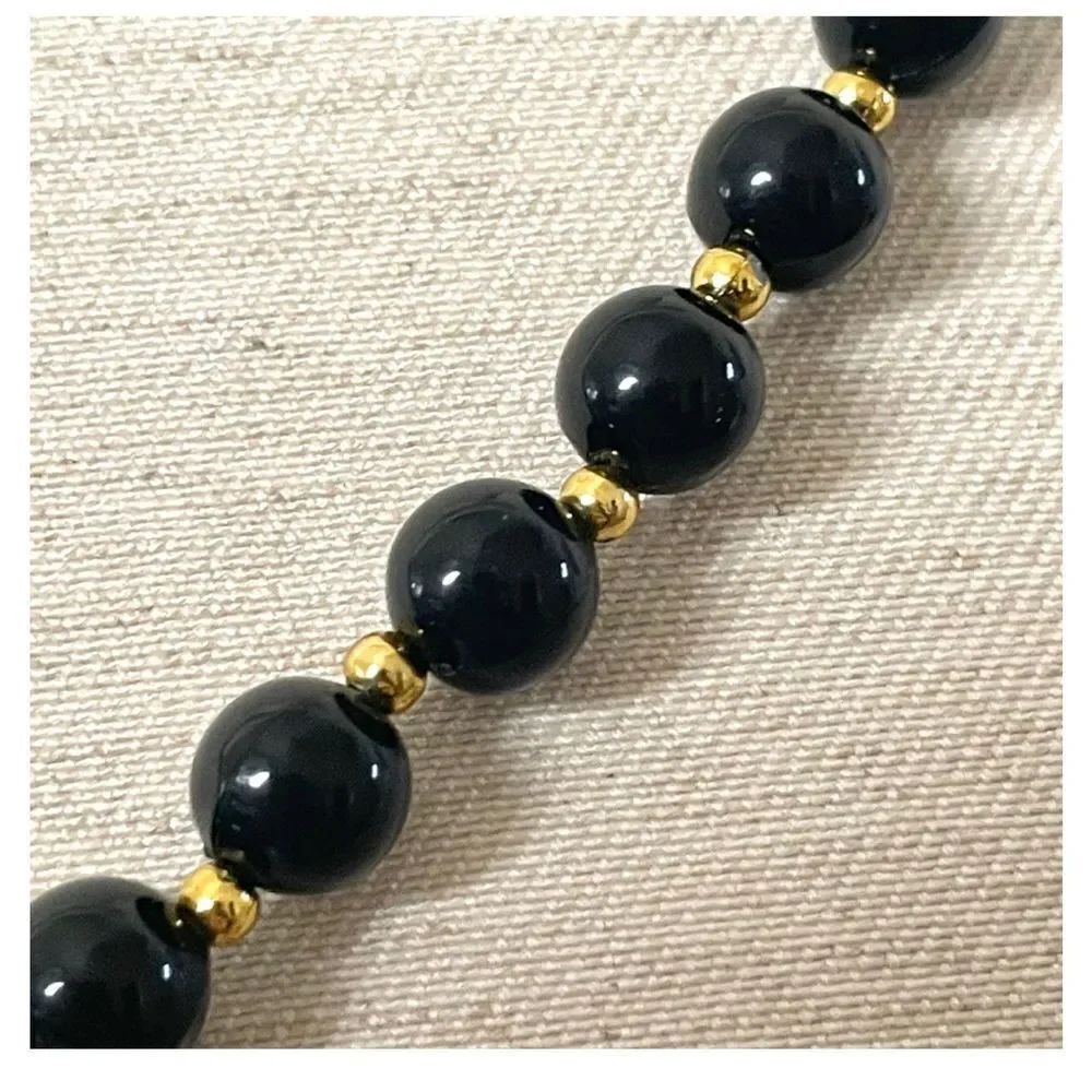 Black and gold tone beaded necklace - Picture 3 of 10